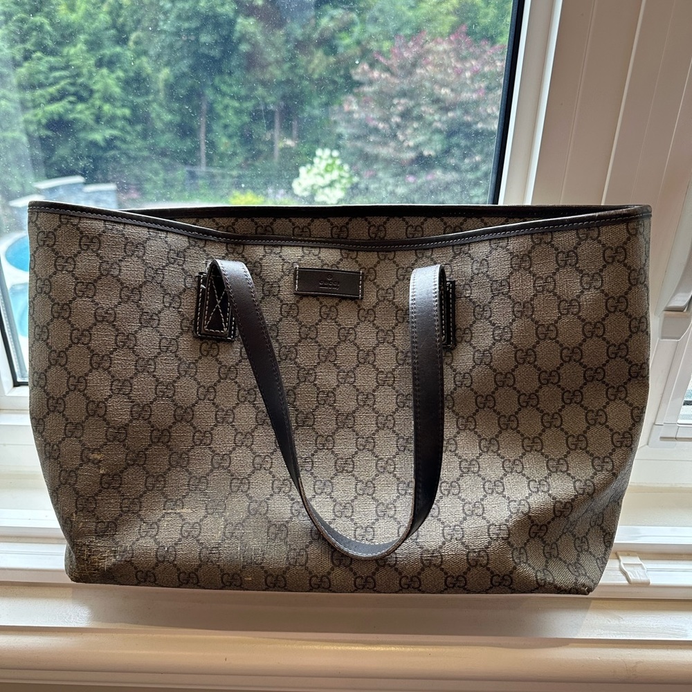 Gucci  tote used authentic 100% and we have the receipt from Gucci store